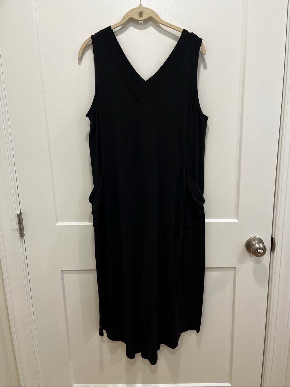 AnyBody Classic Black V-Neck Sleeveless Jumpsuit Size Medium